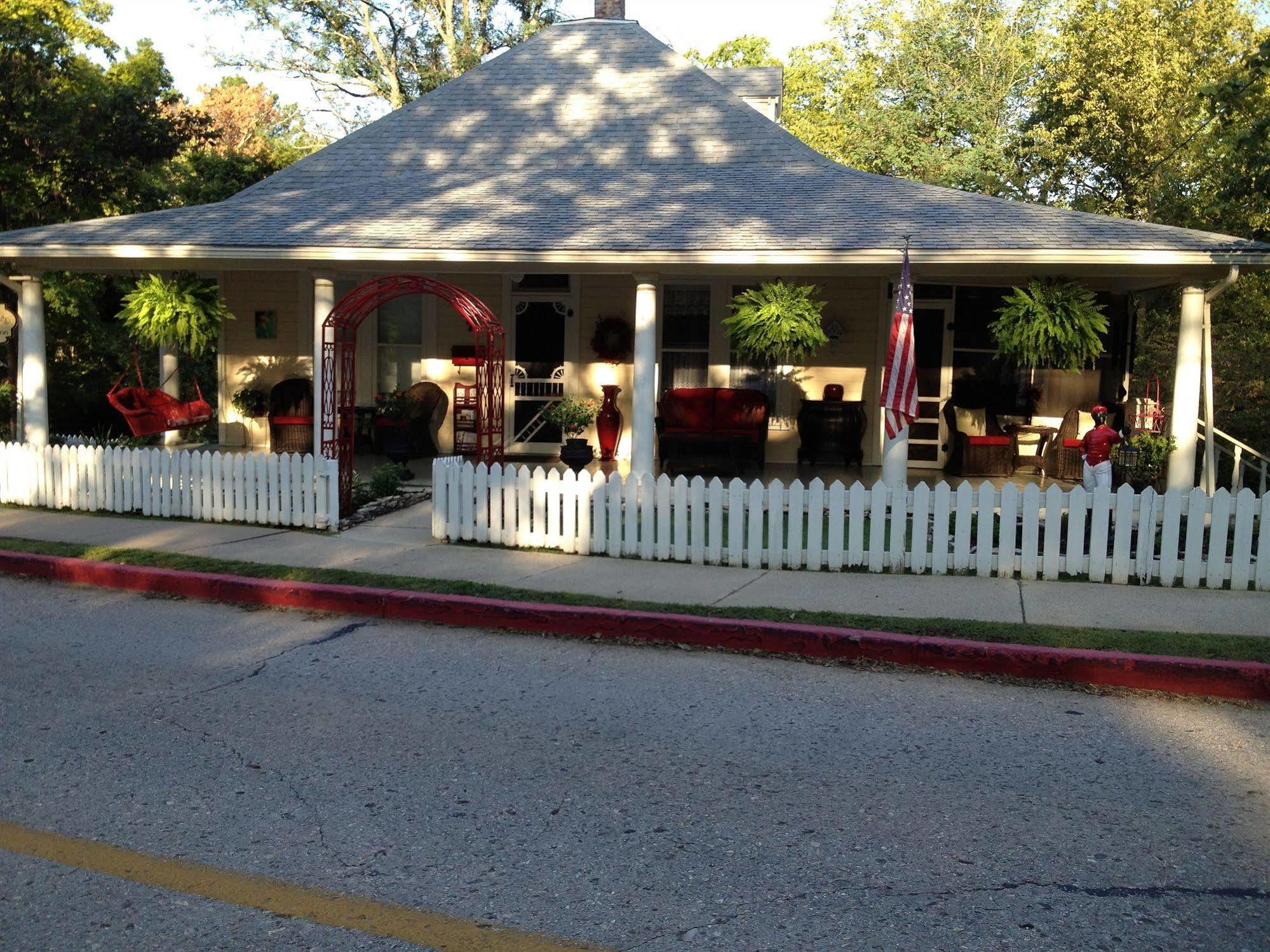 Red Bud Manor Inn Eureka Springs Exterior photo